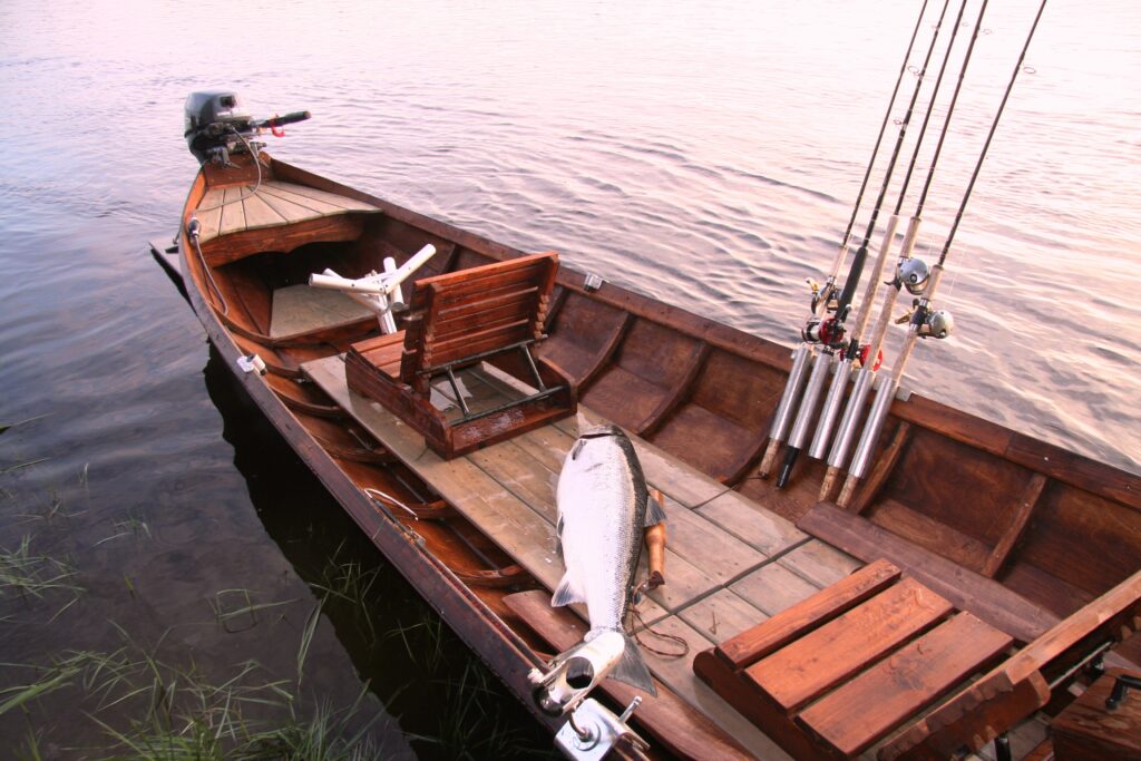 Naamisuvanto Fishing Resort – traditional salmon fishing by boat